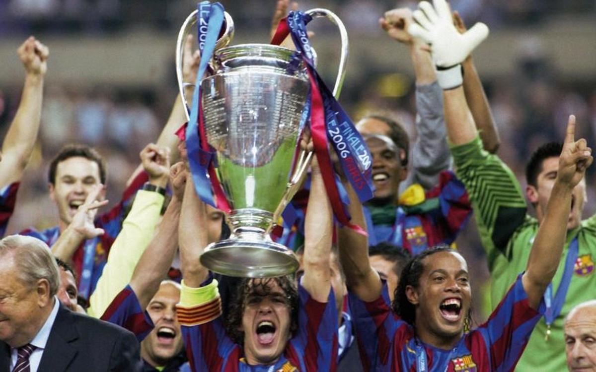 Puyol lifts the second Champions League won in Paris in 2006
