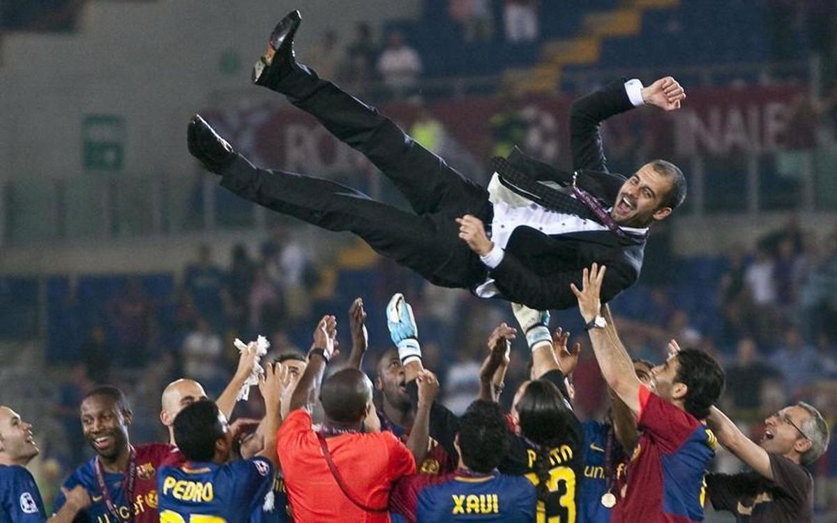 Pep Guardiola fue levantado en el aire por sus jugadores después de la victoria de 2009 en la Liga de Campeones en Roma