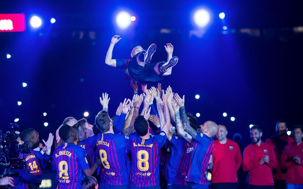 El Camp Nou despide al mito Iniesta en la fiesta de los campeones