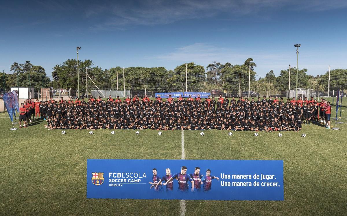 Cerca de 600 niños y niñas disfrutan del exitoso primer FCBCamp Uruguay