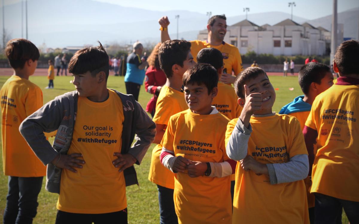 The Barça ex-players led a coaching clinic for 220 children at the refugee camps in Ioannina