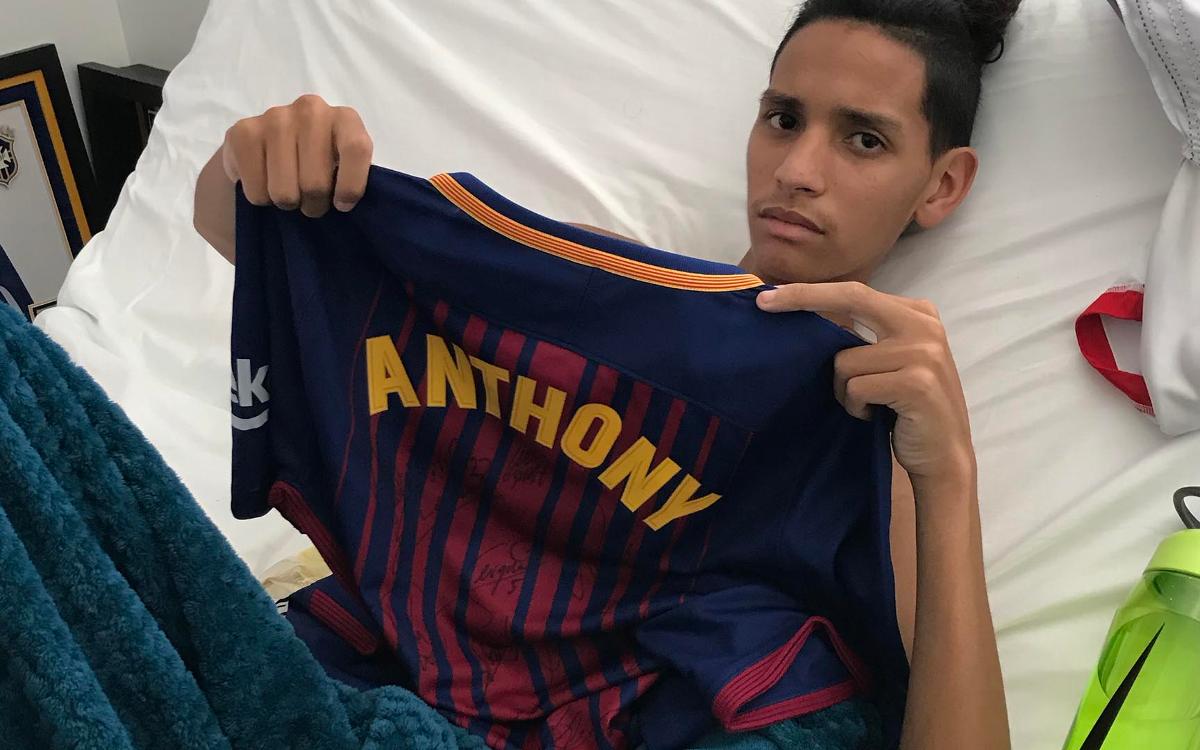 Anthony Borges, hero of the Florida shooting, receives a Barça shirt
