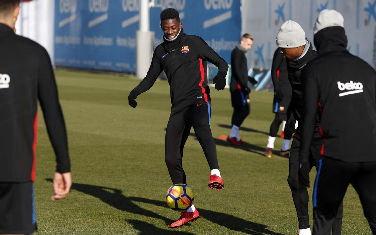 Dembélé takes part in 'rondo' with the group