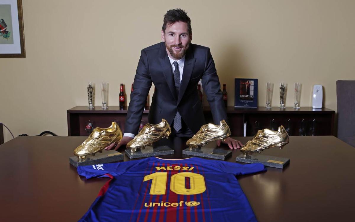 Leo Messi receives the fourth Golden Shoe of his career