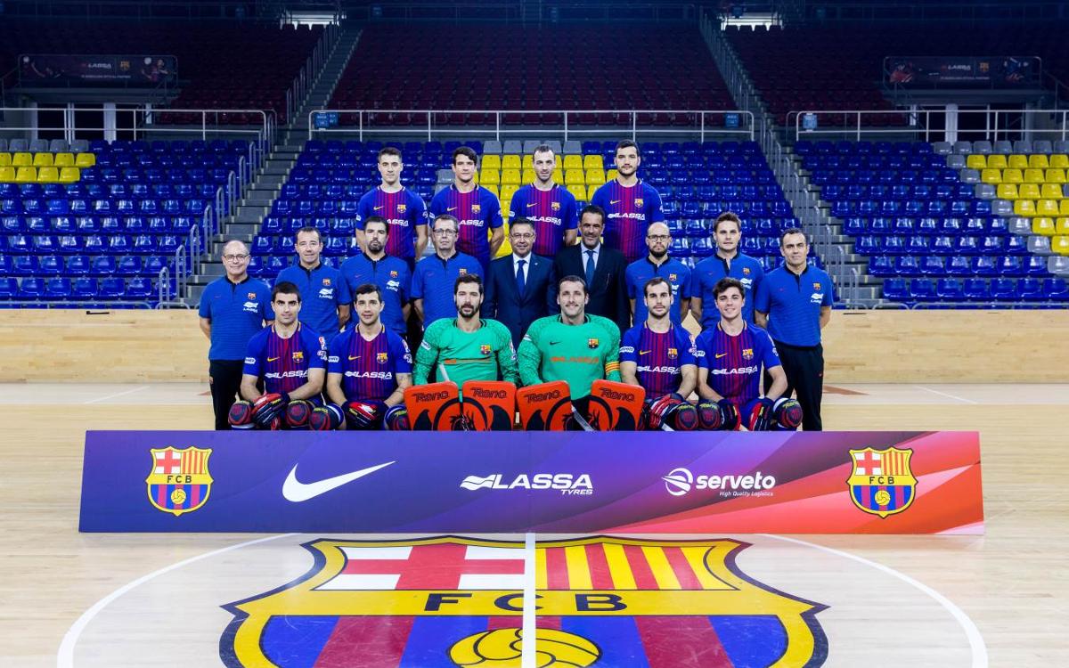 El Barça Lassa d’hoquei patins es fa la fotografia oficial amb el president Bartomeu