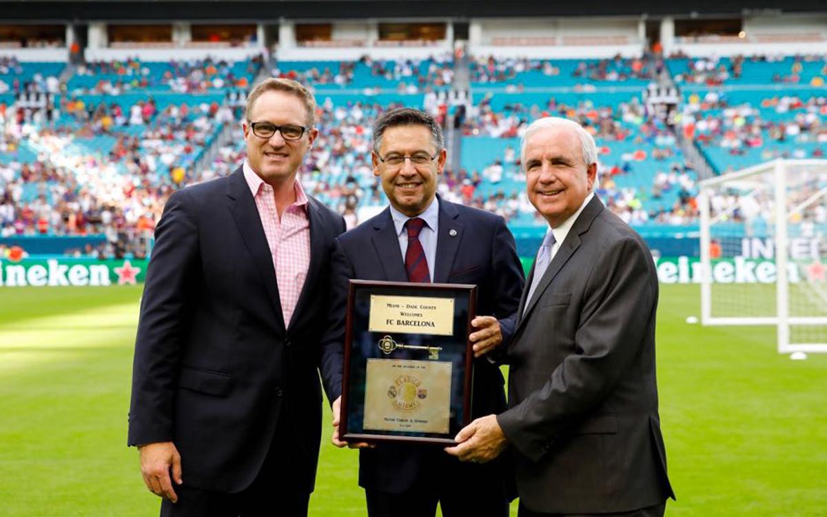 FC Barcelona President Josep Maria Bartomeu is presented with the key to the city of Miami