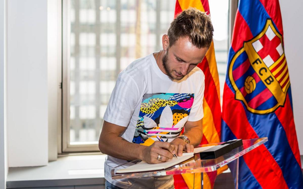 Ivan Rakitic visita la oficina del FC Barcelona en Nueva York