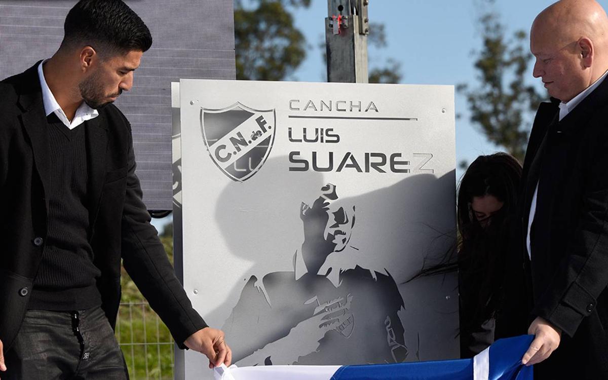 Luis Suárez rep l’homenatge del Nacional, el club on es va formar