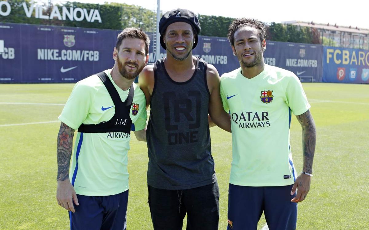 El reencuentro de Ronaldinho con Messi y Neymar Jr