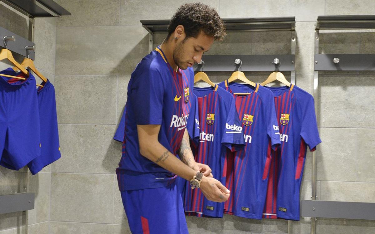 Barça players put on next season's first kit