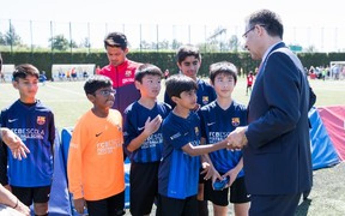 Josep Maria Bartomeu visita el Torneo Internacional #FCBEscola17