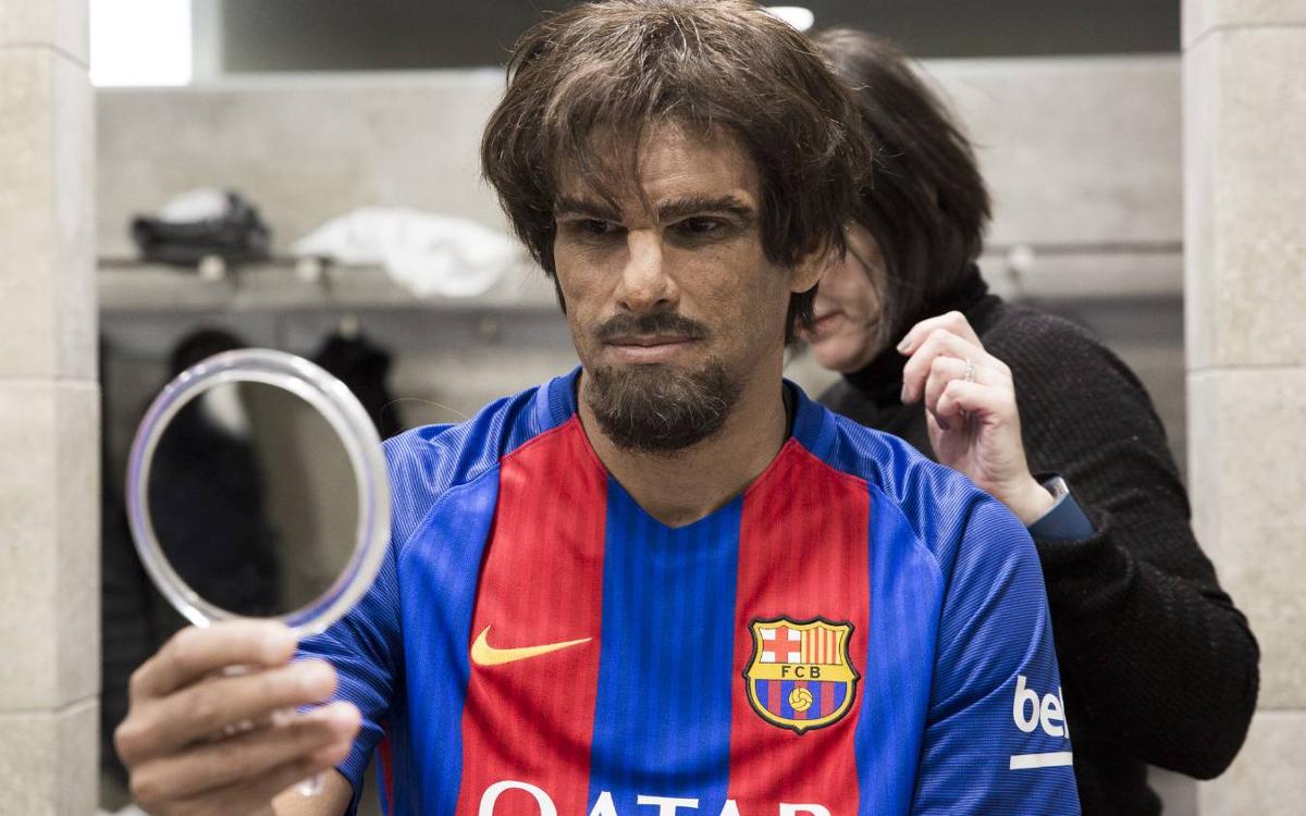 Quelle légende du FC Barcelone se cache derrière le déguisement ?