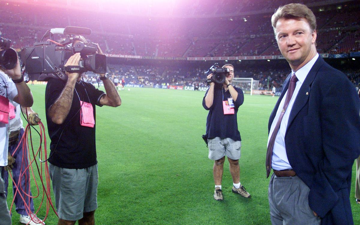 L'ex-entraîneur du FC Barcelone Louis Van Gaal annonce prendre une année sabbatique