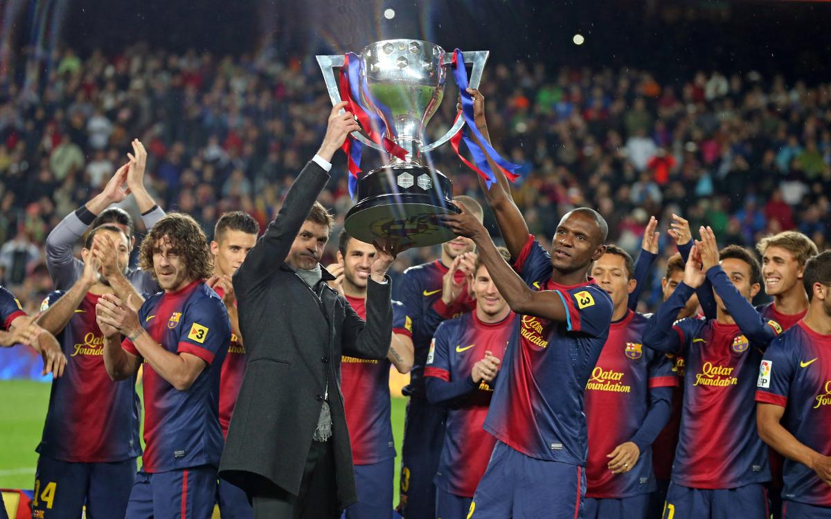 Tito Vilanova and Éric Abidal lift the trophy after Barça win the 2012/13 Liga with an amazing 100 points