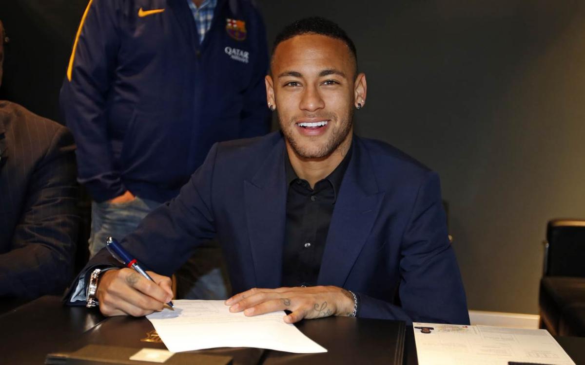 Les millors imatges de la signatura de Neymar Jr