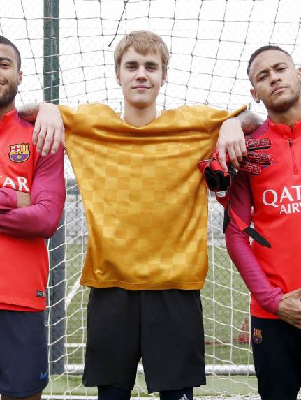 Justin Bieber visits FC Barcelona training session (21-11-16)