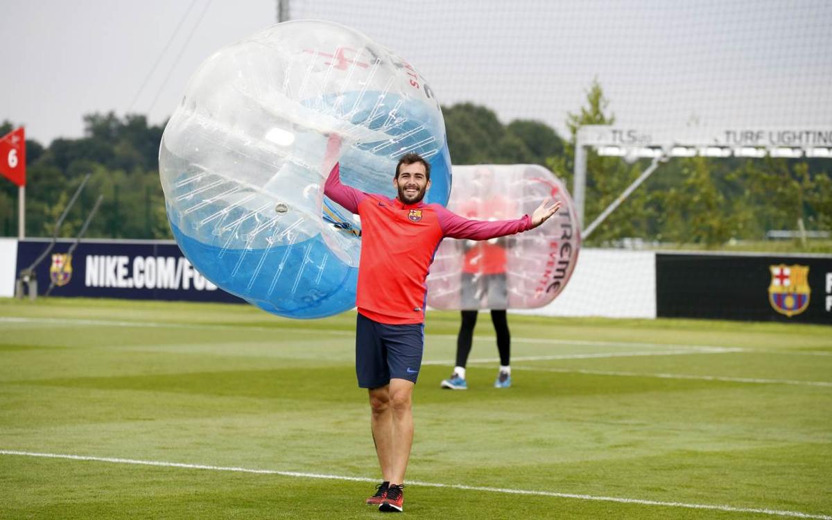 VIDEO: Bubbles of fun for FC Barcelona squad