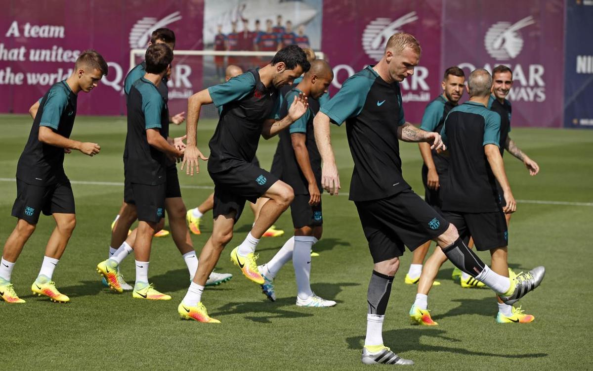 LIVE / FC Barcelona train for last time before Manchester City