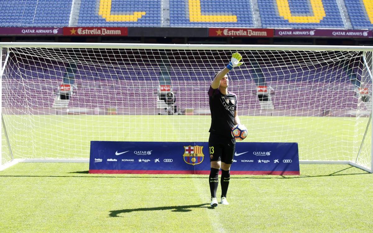 Jasper Cillessen makes first appearance on the Camp Nou pitch