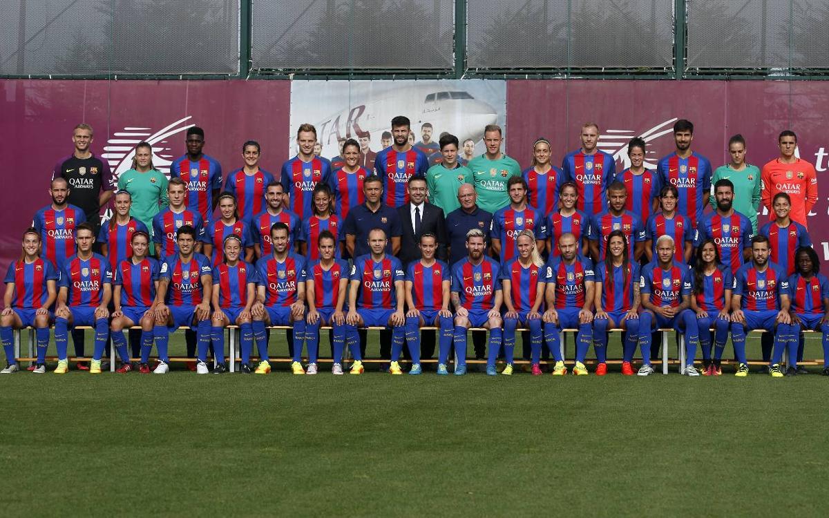 Les joueurs du Barça posent avec l'équipe féminine du Club : L'union fait la force