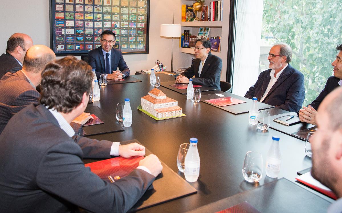 Josep Maria Bartomeu recibe al presidente de Nikken Sekkei en el Camp Nou