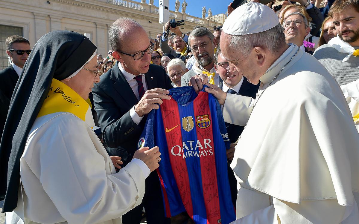 Pope Francis receives a delegation from the #Invulnerables project backed by the FC Barcelona Foundation