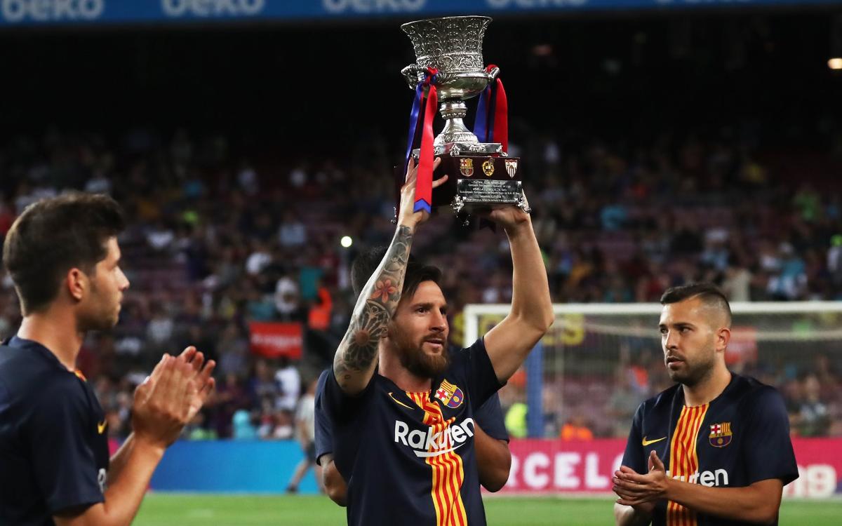 Messi offers up the Super Cup to the Camp Nou