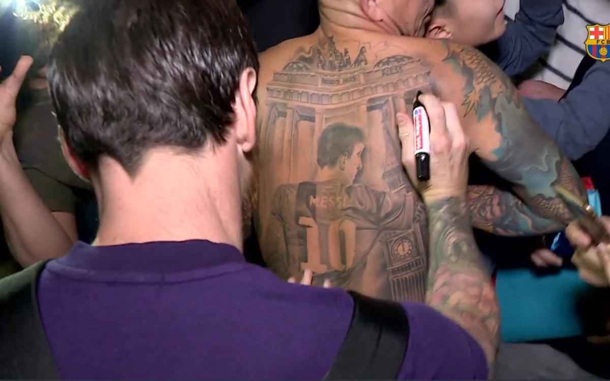 Un autógrafo especial de Messi... ¡sobre un tatuaje con su imagen!