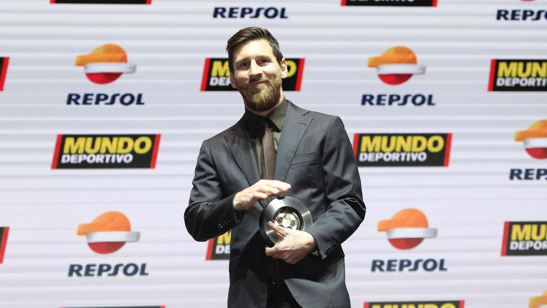 Messi collects Liga MVP award