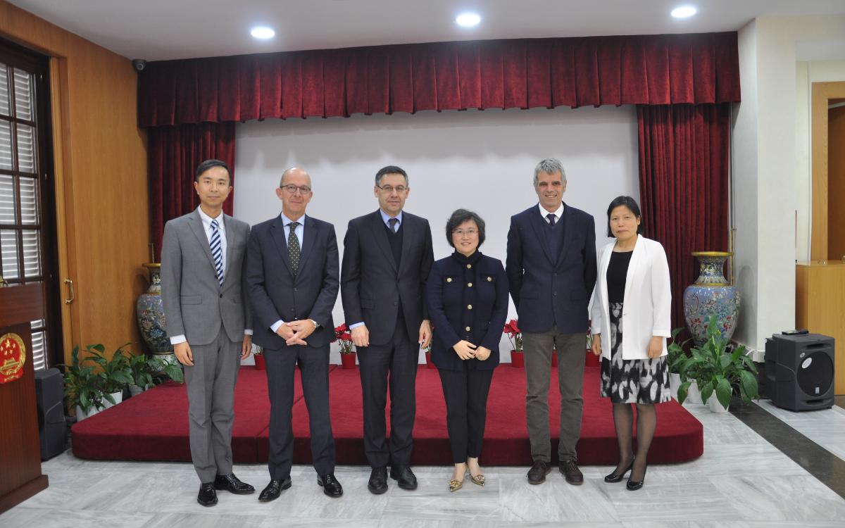 The president Josep Maria Bartomeu, the second vice president of the board Jordi Cardoner and the director Jordi Calsamiglia, with the Chinese consul, Lin Nan, and other members of the Chinese consulate.