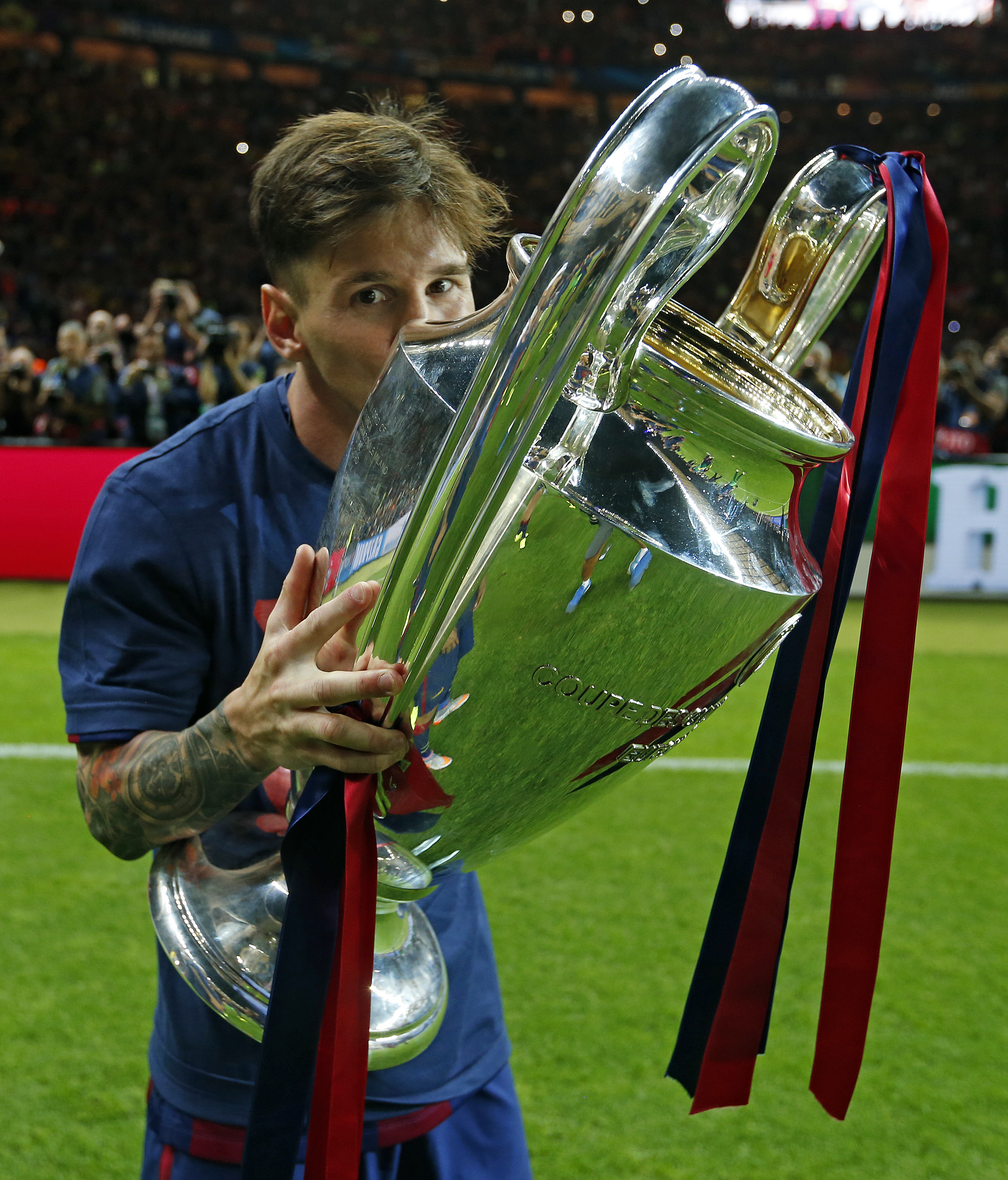 Lionel Messi wins ESPY award for Best International Athlete in 2015
