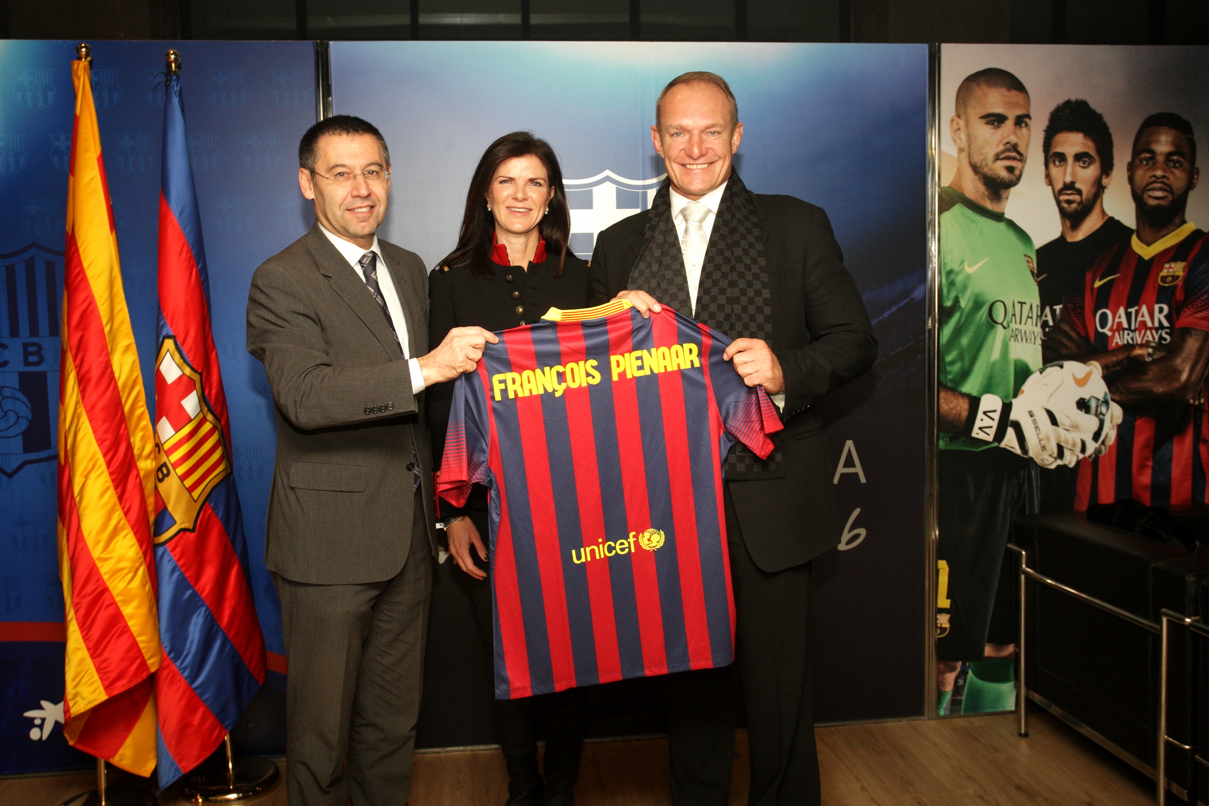 President Bartomeu Gives Fc Barcelona Kit To Francois Pienaar
