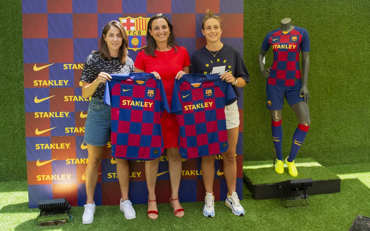 ponen a la por primera las camisetas del Barça Femenino