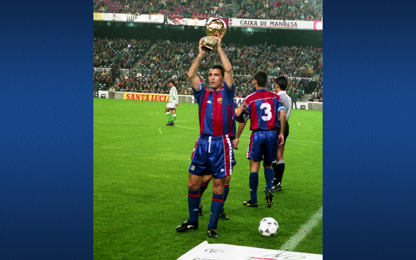 Stoichkov ofrece su Balón de Oro al Camp Nou en 1994