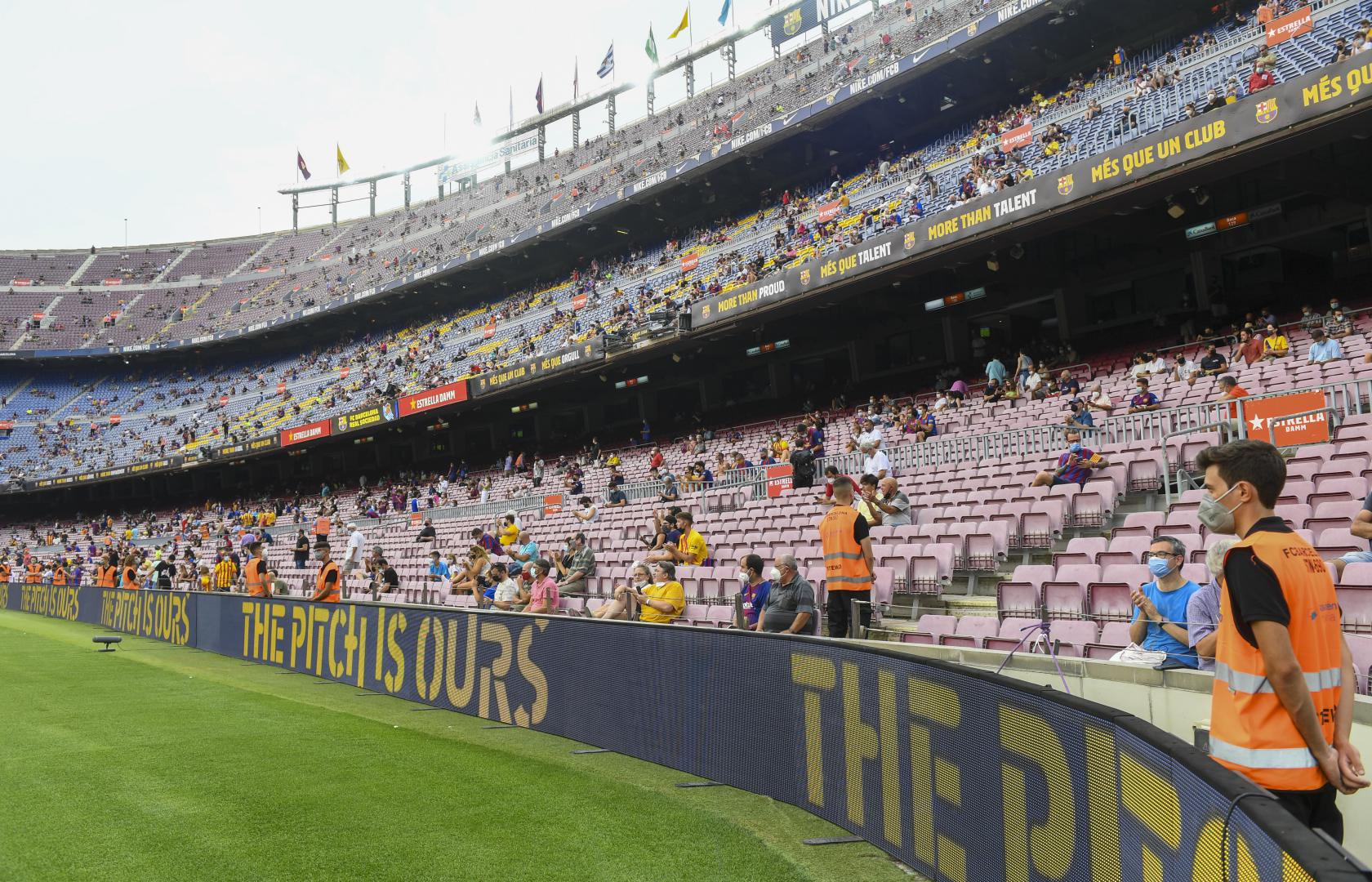 Forsendelse ortodoks planer Fans bring colour back to Camp Nou