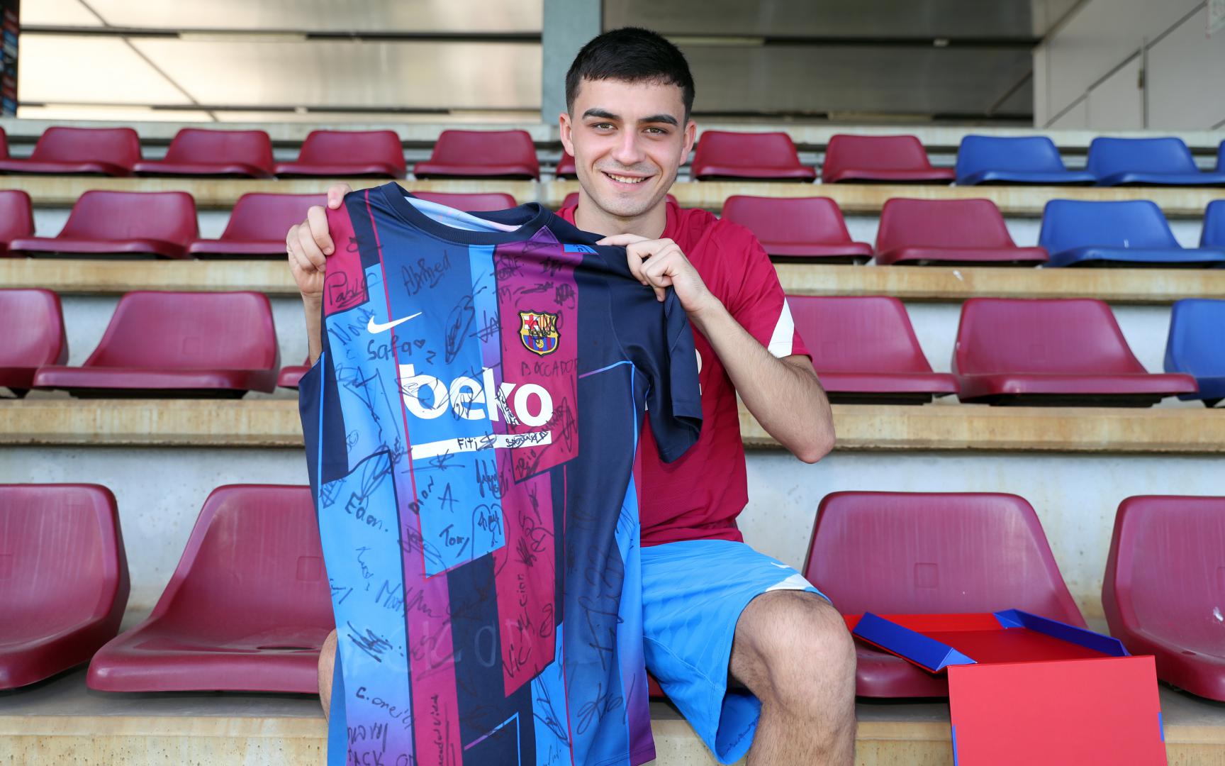 バルセロナ ペドリ PEDRI 16 シャツ パンツおまけ付き Pedri receives