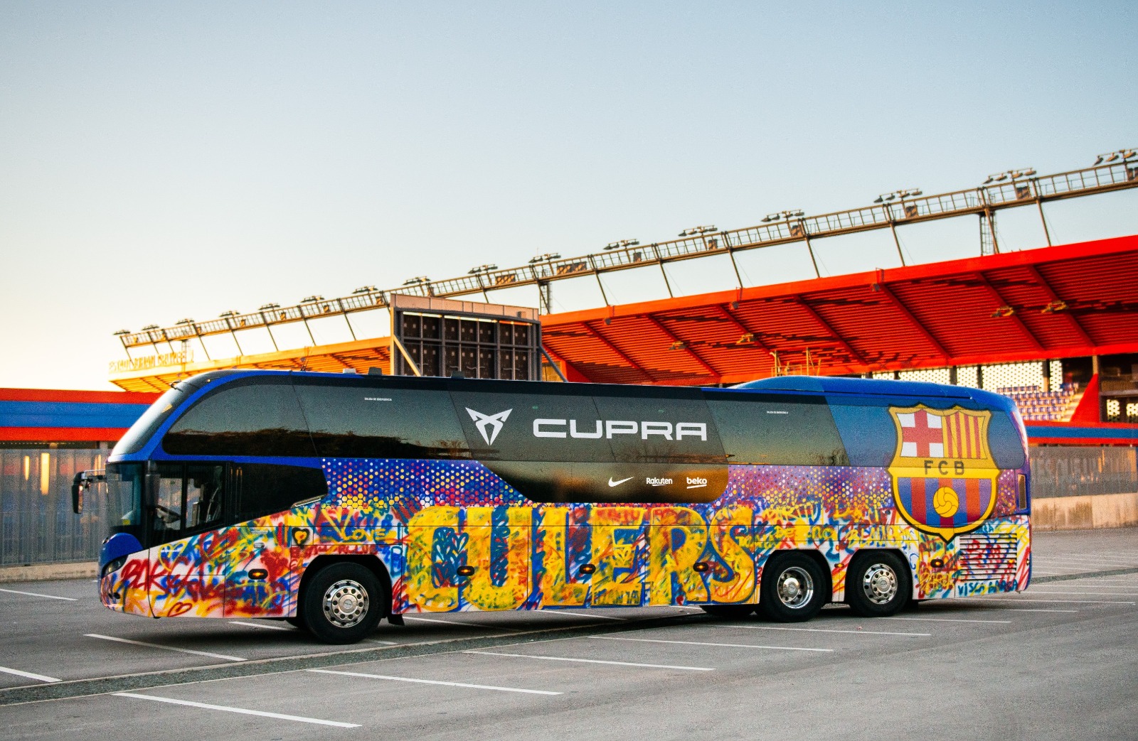 El cuenta con equipo muy especial para diseñar su nuevo bus