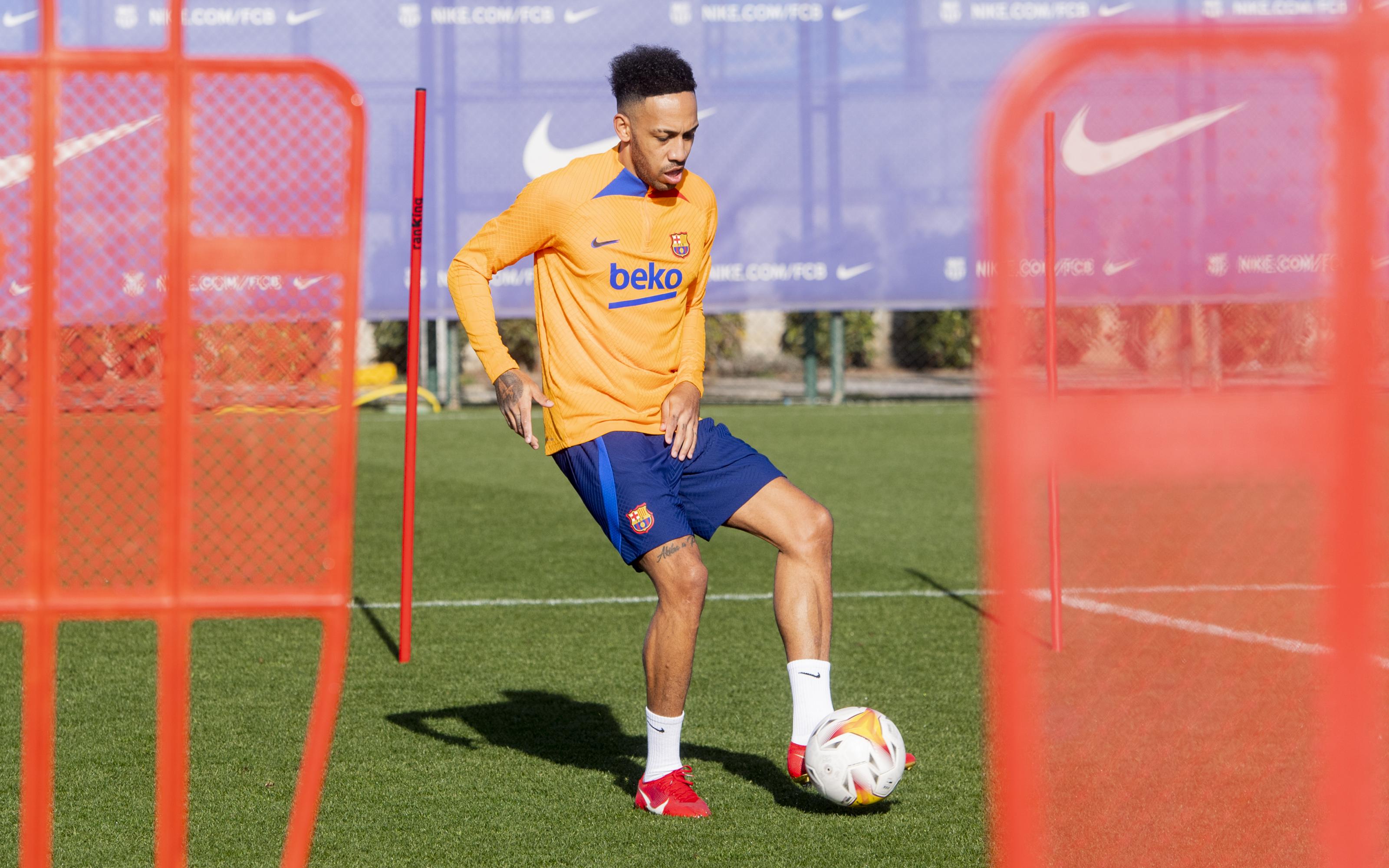 aubameyang-se-ejercita-en-solitario-en-la-ciudad-deportiva