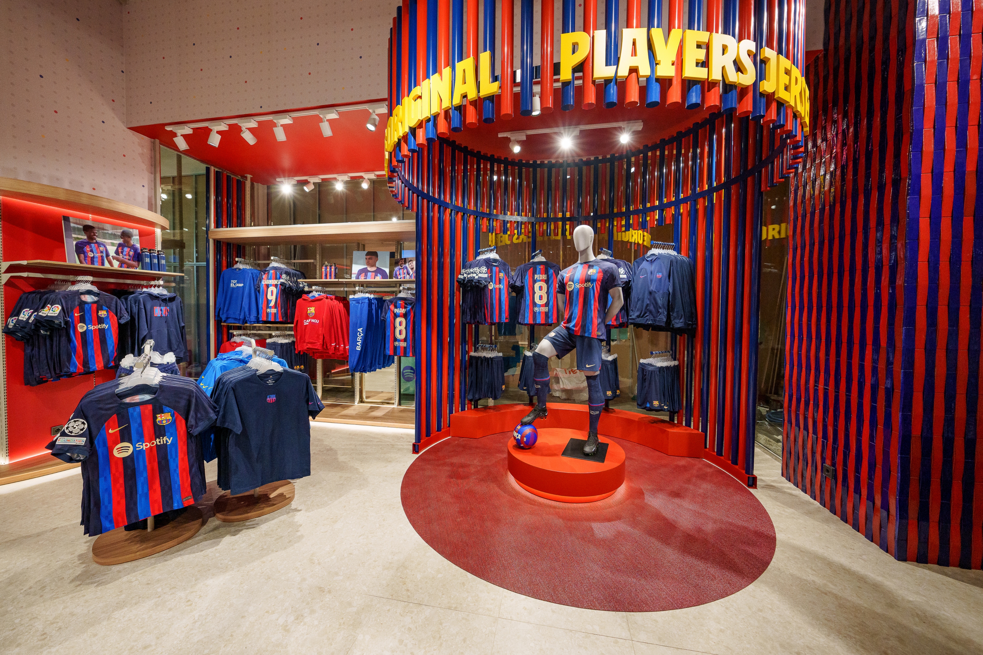 El FC Barcelona inaugura su octava Barça Store en el comercial Westfield La Maquinista