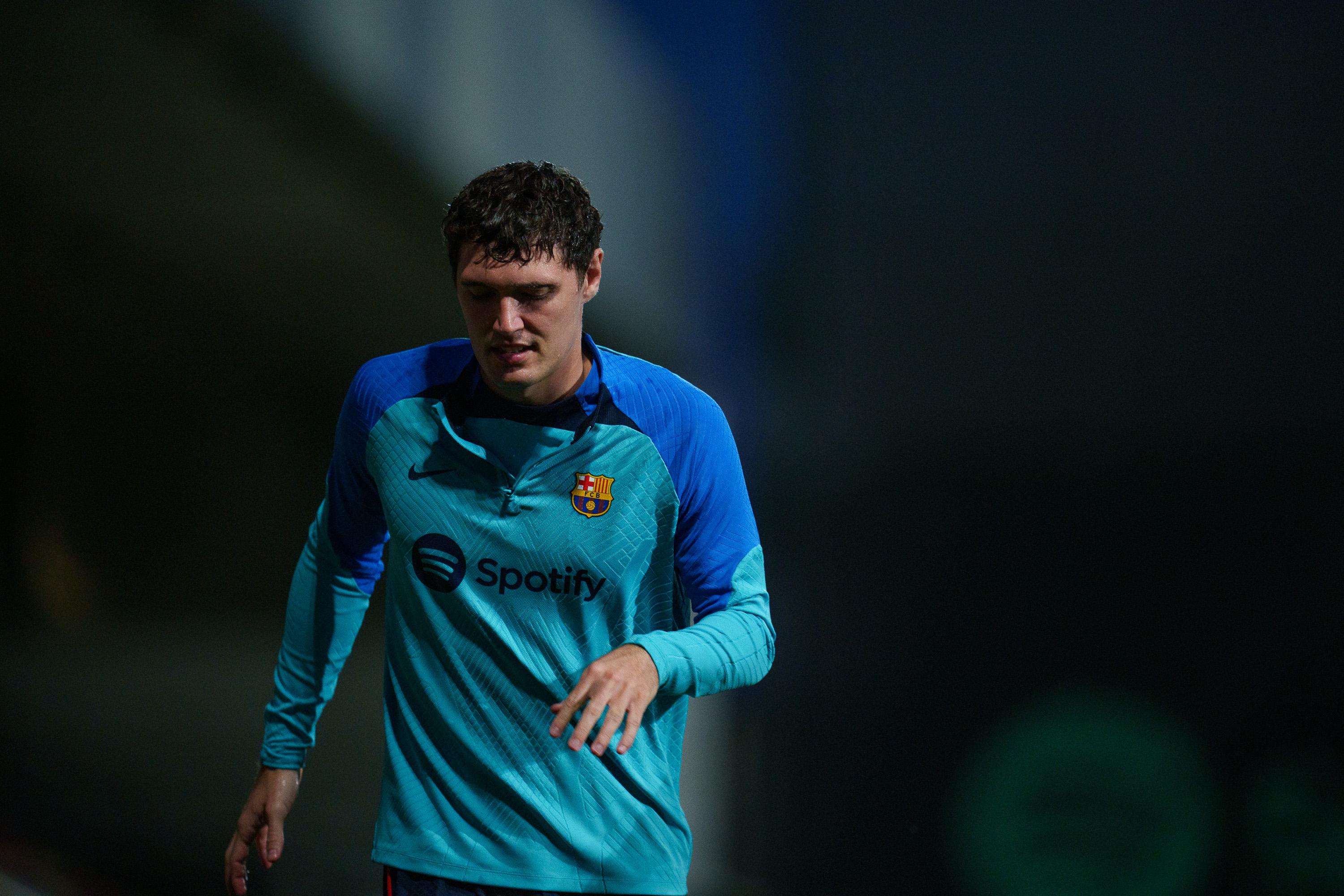 Поцелуй игроков барселоны. Тома пике. Жерар пике андорра. Тома пике. Жерар пике 2021.