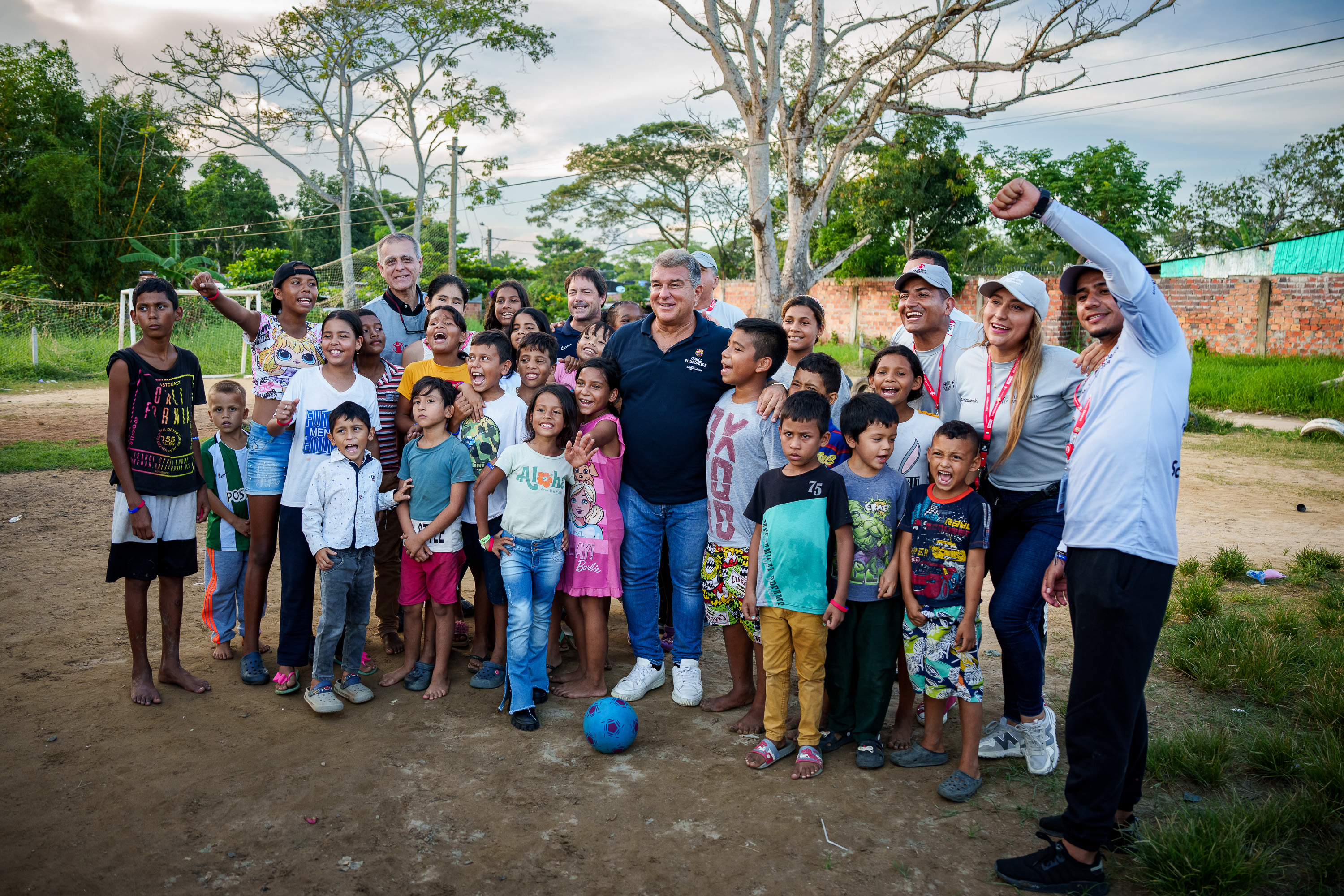 Joan Laporta visits FC Barcelona Foundation projects in Colombia to support refugees and displaced persons