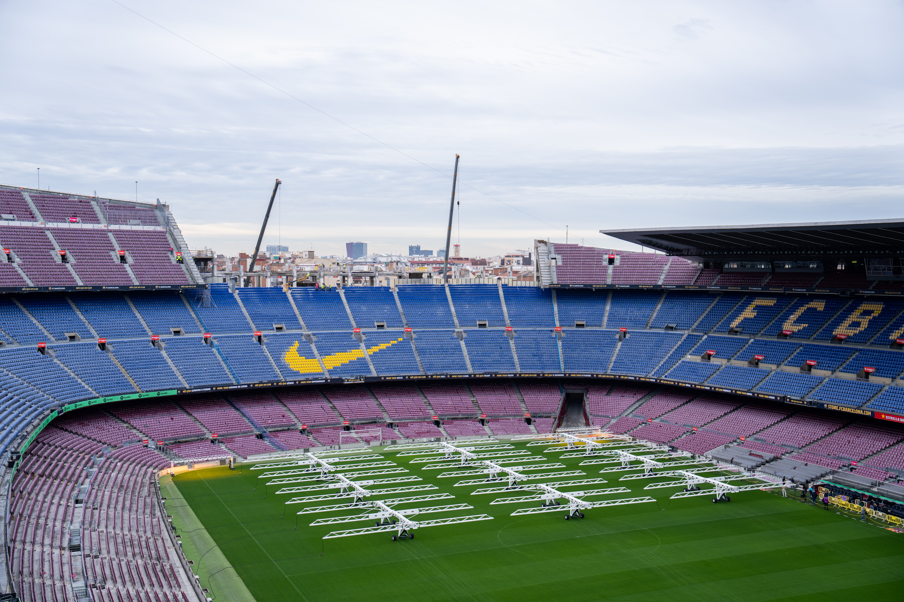 A punto de concluir la primera fase de la demolición parcial de la tercera  graderia del Gol Sur del Spotify Camp Nou