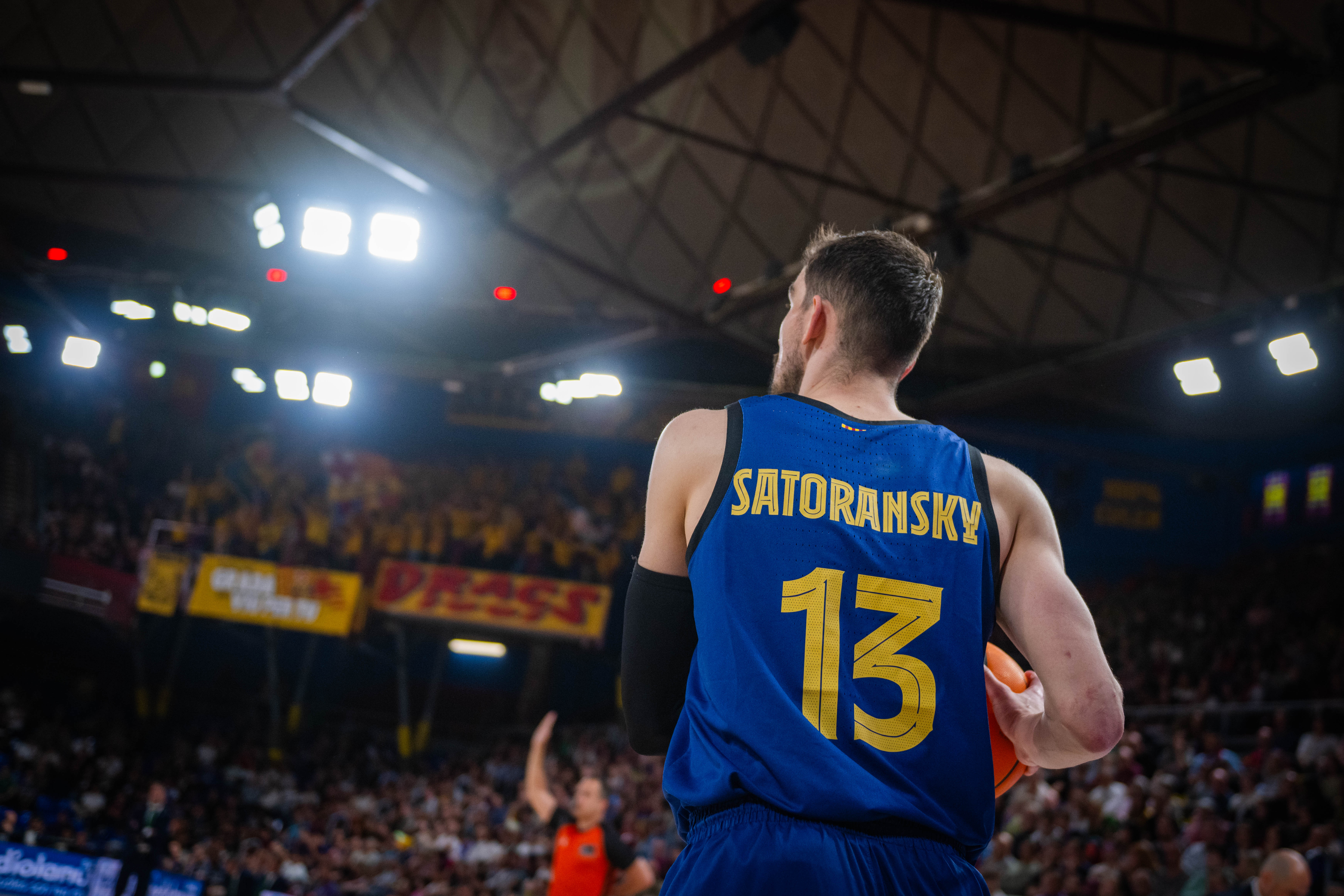 El Barça Supera al Unicaja y Mantiene la Lucha por el Cuarto Puesto