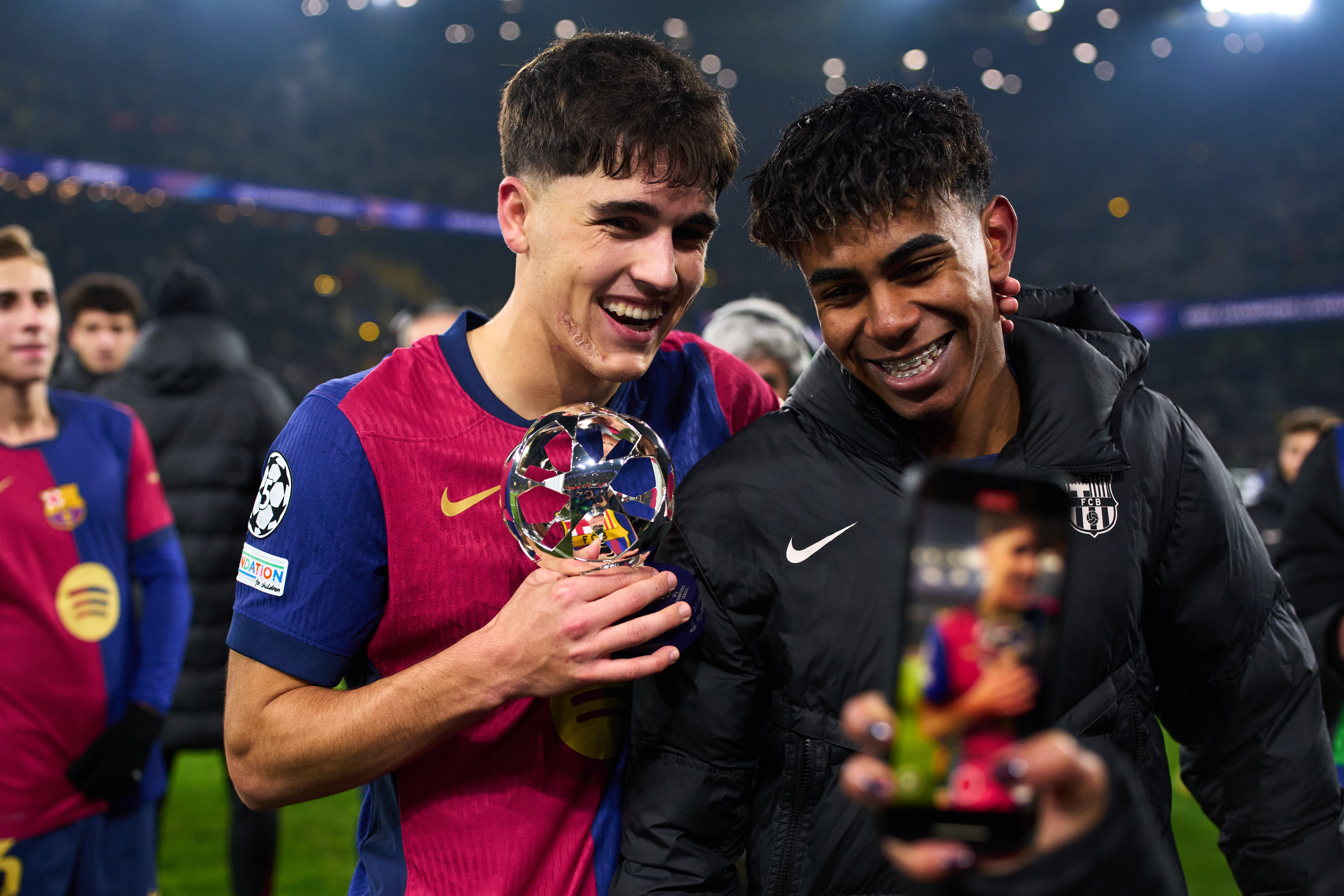 FC バルセロナからコパ・トロフィーに三人