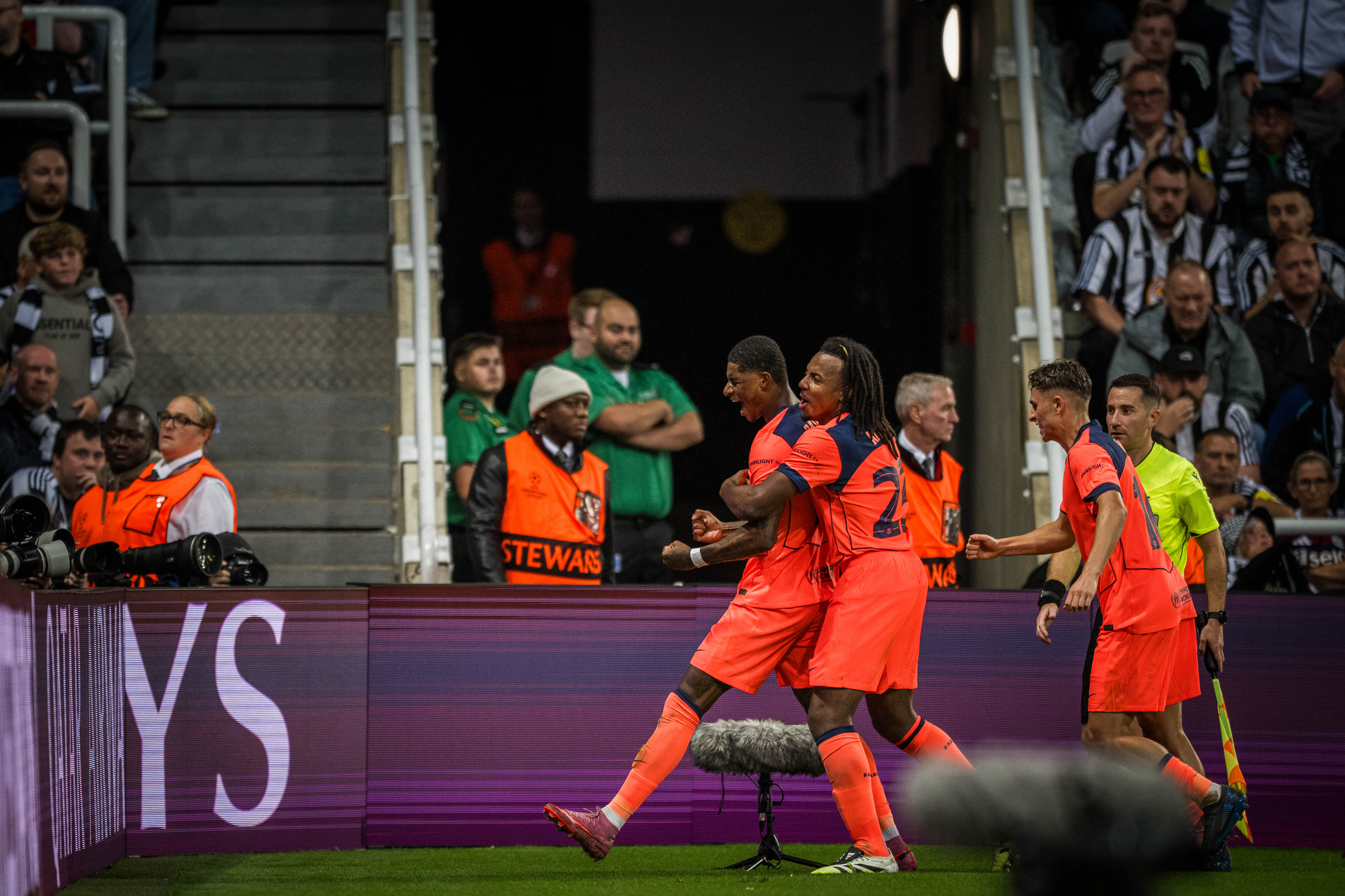 ニューカッスル - FCバルセロナ: ラッシュフォード弾で最初の一歩（1-2）