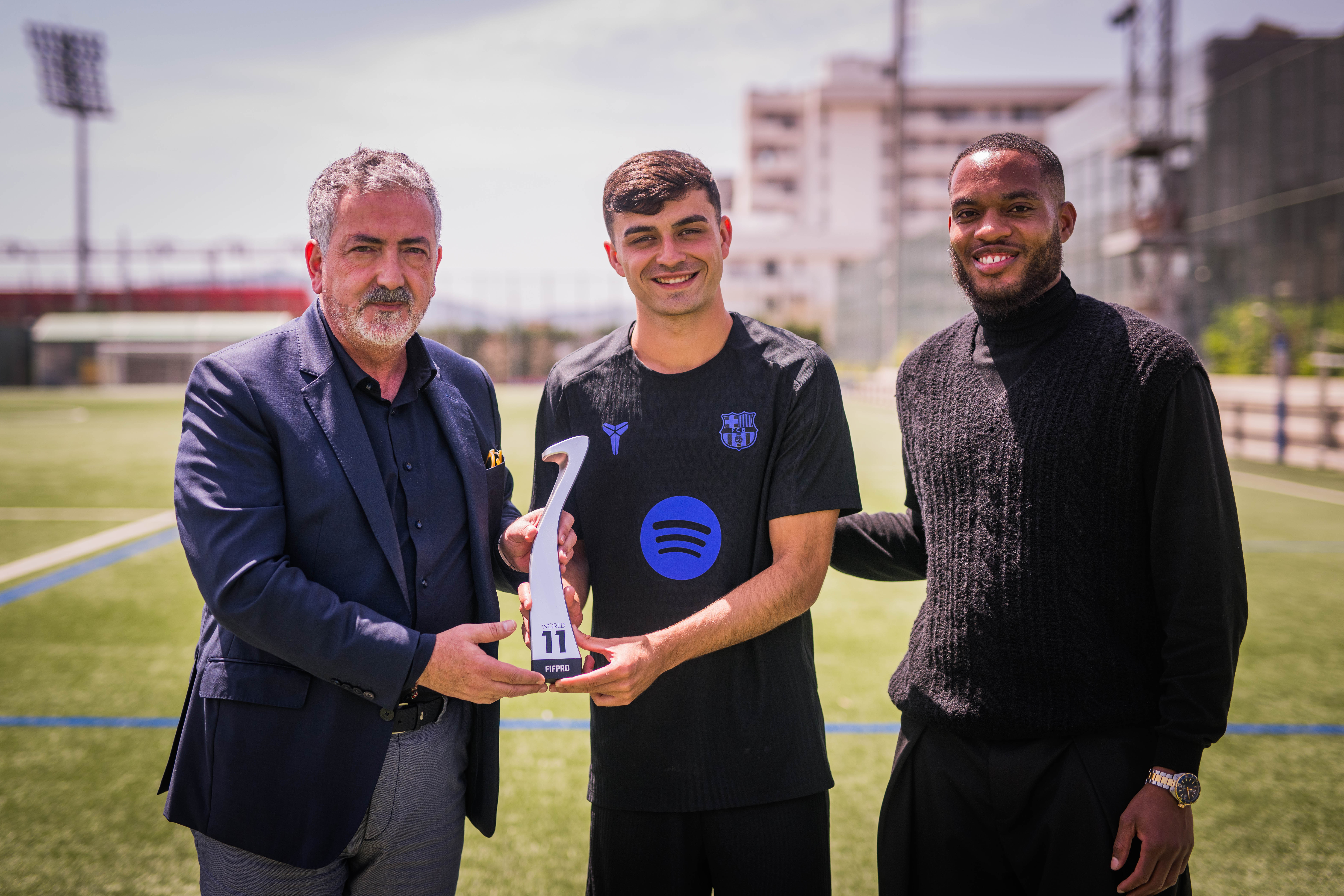 Pedri receives the FIFPro award as part of the Team of the Season