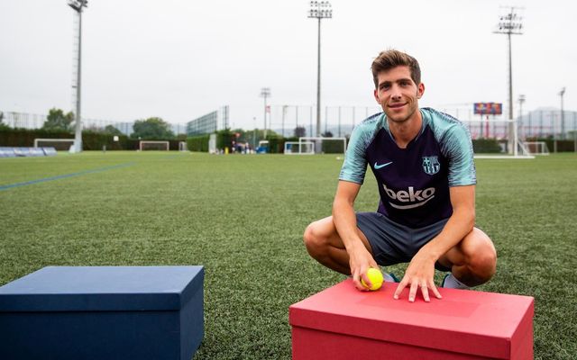Sergi Roberto tackles the Secret Box Challenge