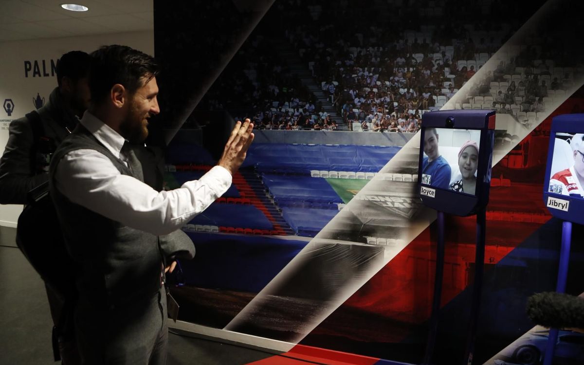 Messi waves to Joyce in Lyon via Robot Pol - MIGUEL RUIZ