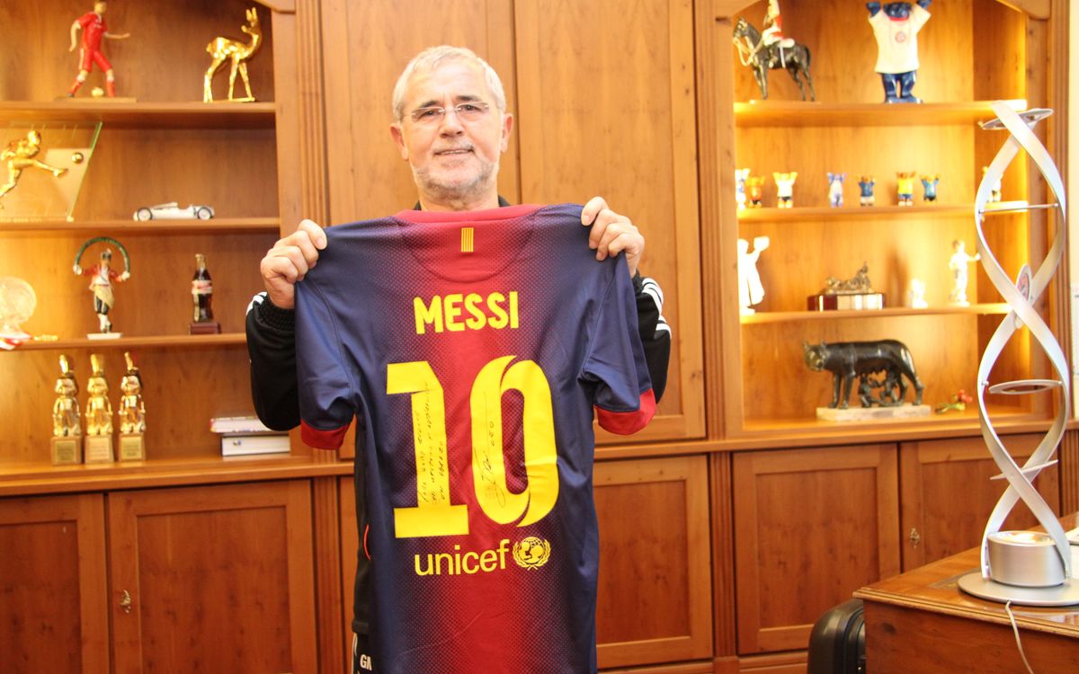 Gerd Müller receives Leo Messi's jersey
