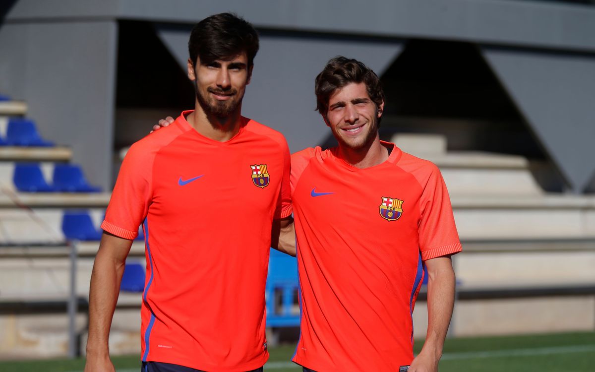 André Gomes and Samuel Umtiti train with the rest of the group
